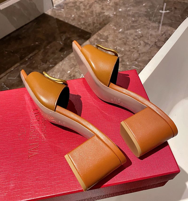 Valentino Garavani VLOGO leather sandals Brown