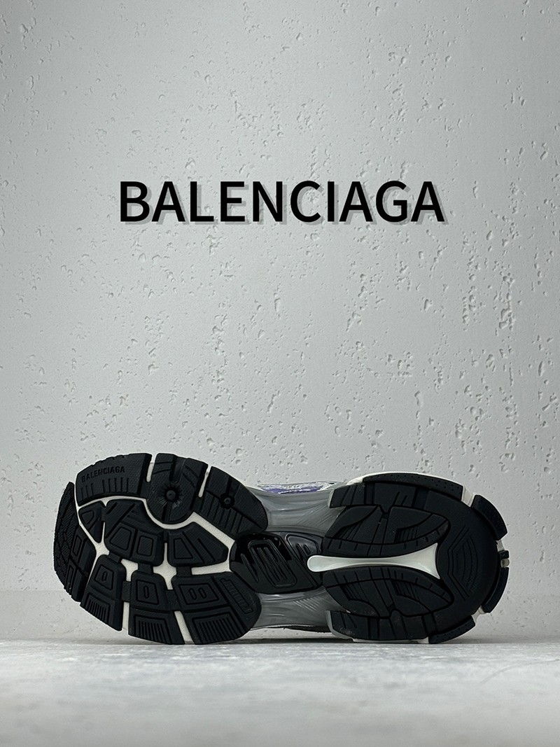 Balenciaga Runner Sneaker 032