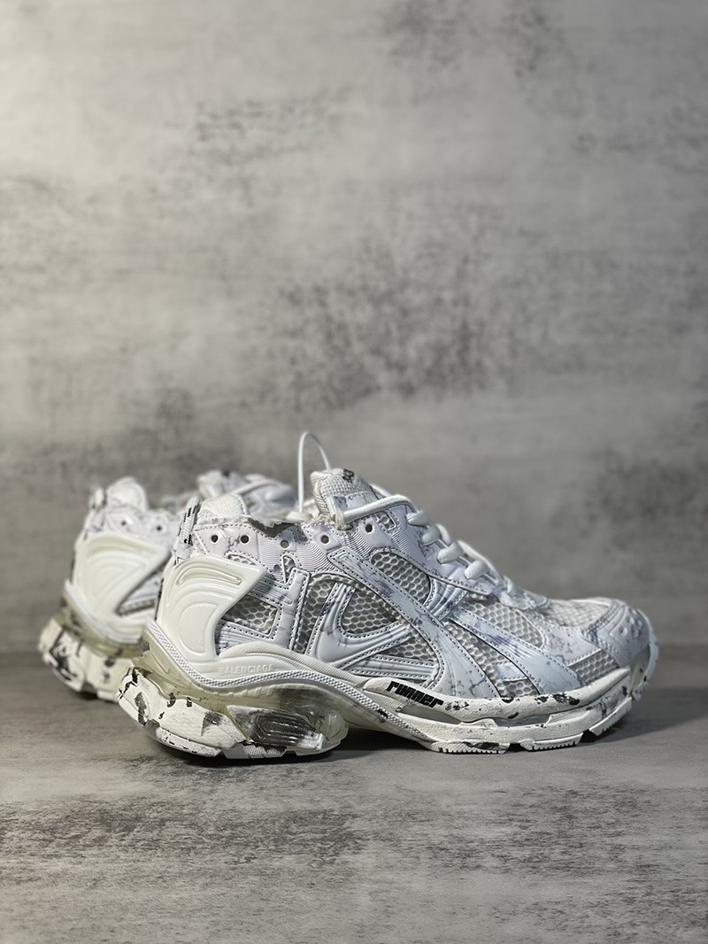 Balenciaga Runner Sneaker 052