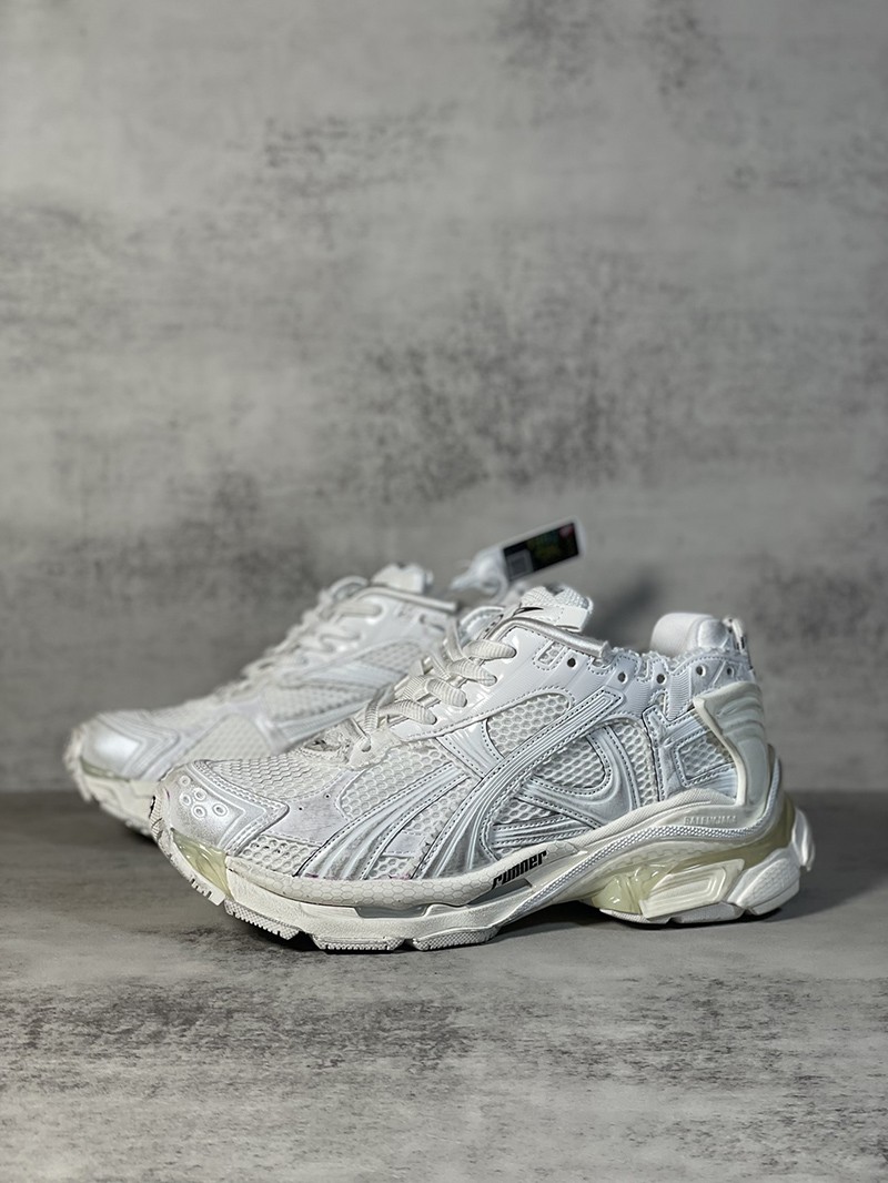 Balenciaga Runner Sneaker 055