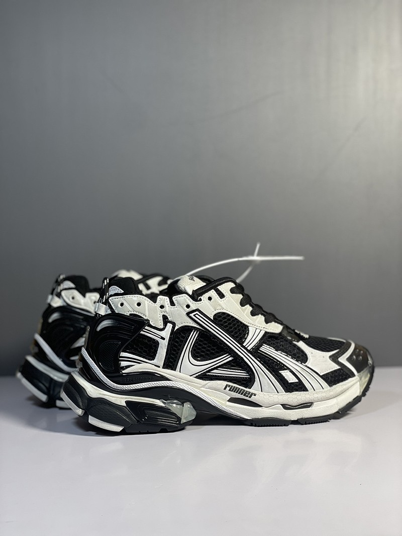 Balenciaga Runner Sneaker 060