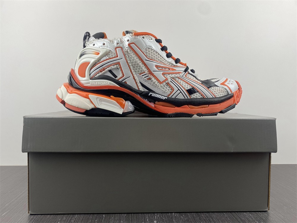 Balenciaga 7.0 Sneaker 002