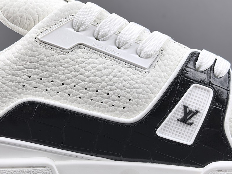 LV Trainer Sneaker 002