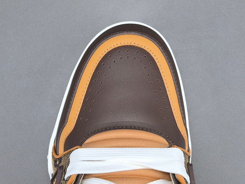 LV Trainer Sneaker 003