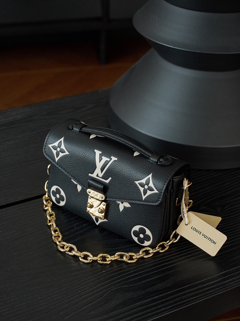 Pochette Metis East West M46596