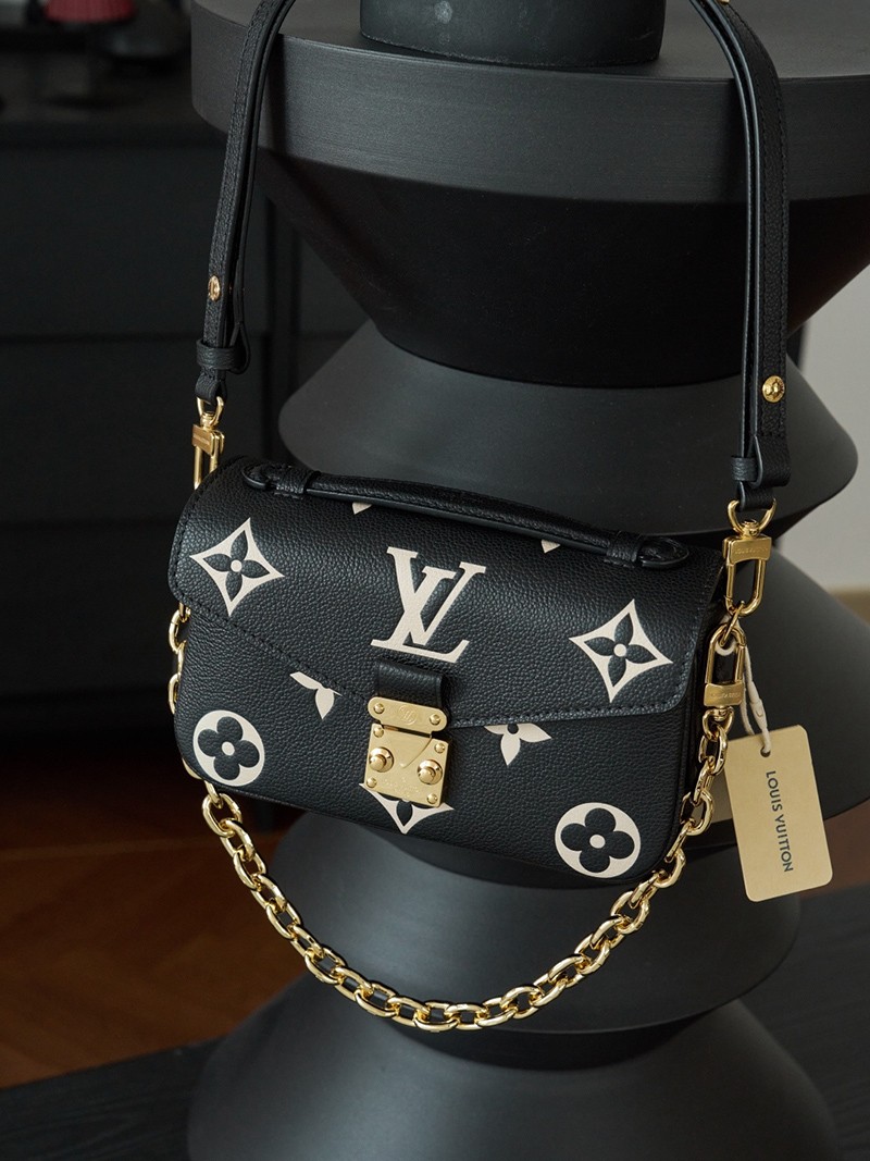 Pochette Metis East West M46596