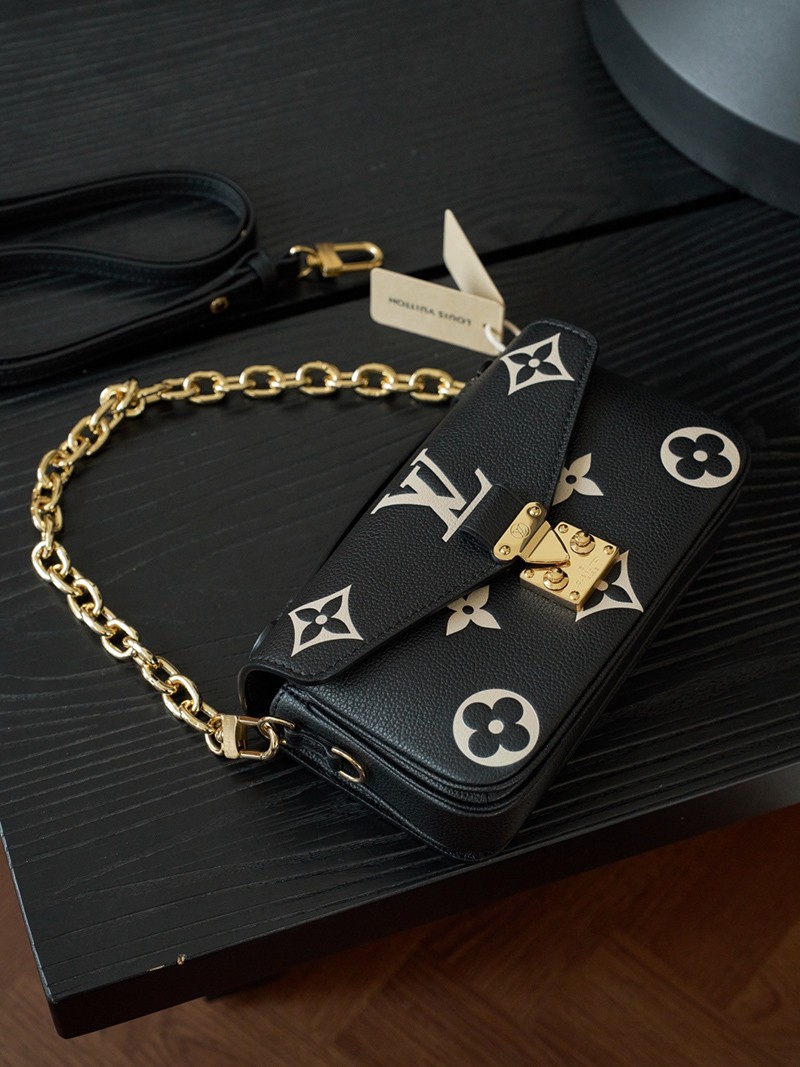 Pochette Metis East West M46596