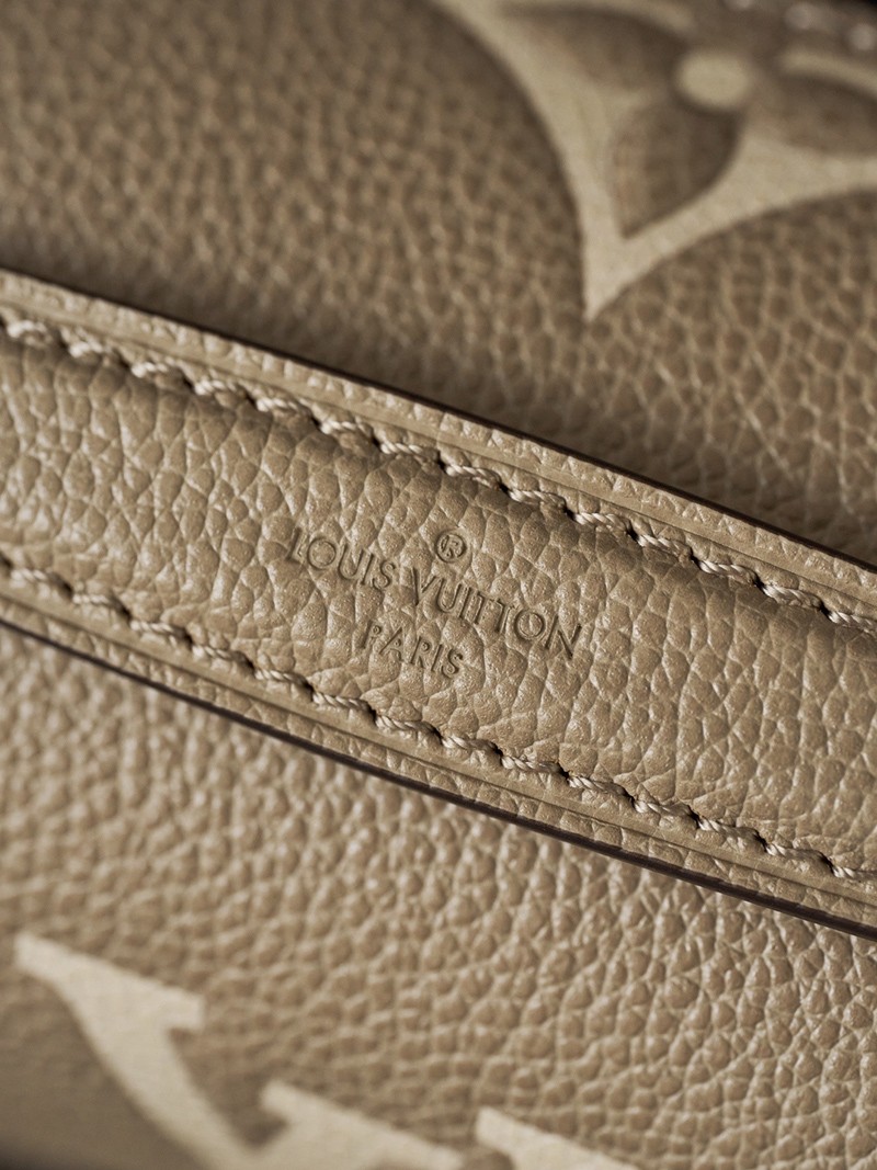 Pochette Metis East West M23081