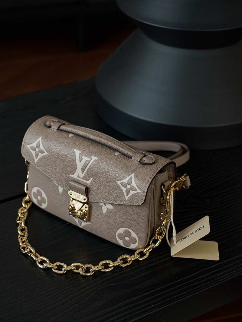 Pochette Metis East West M23081