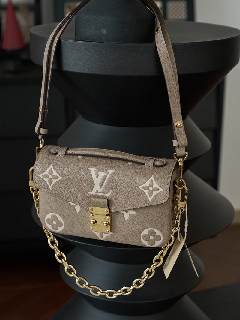 Pochette Metis East West M23081