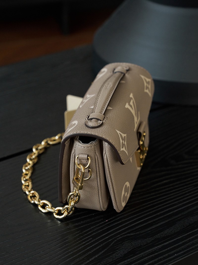 Pochette Metis East West M23081