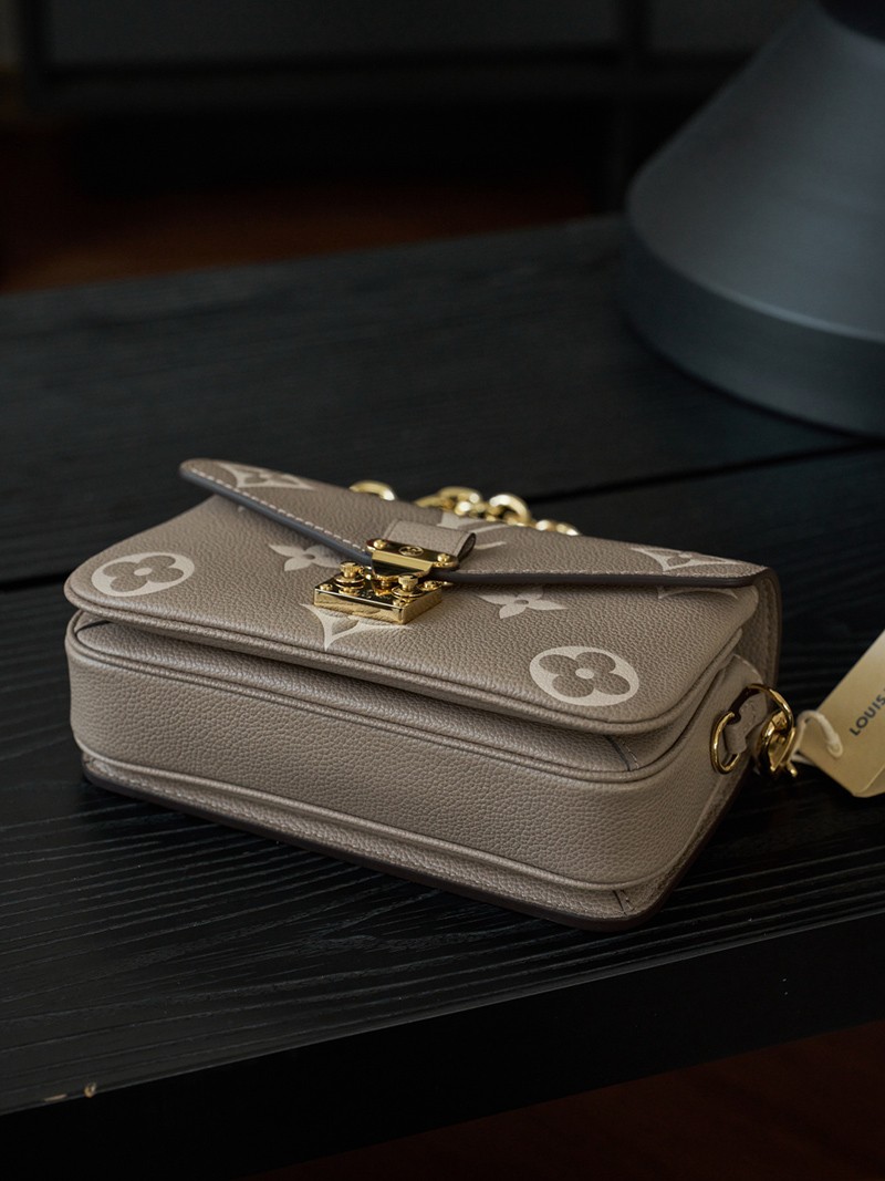 Pochette Metis East West M23081