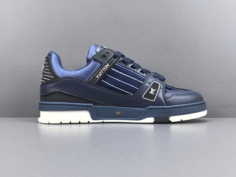 LV Trainer Sneaker 004