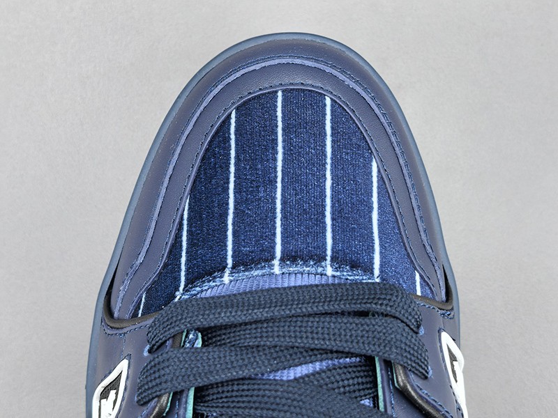 LV Trainer Sneaker 004