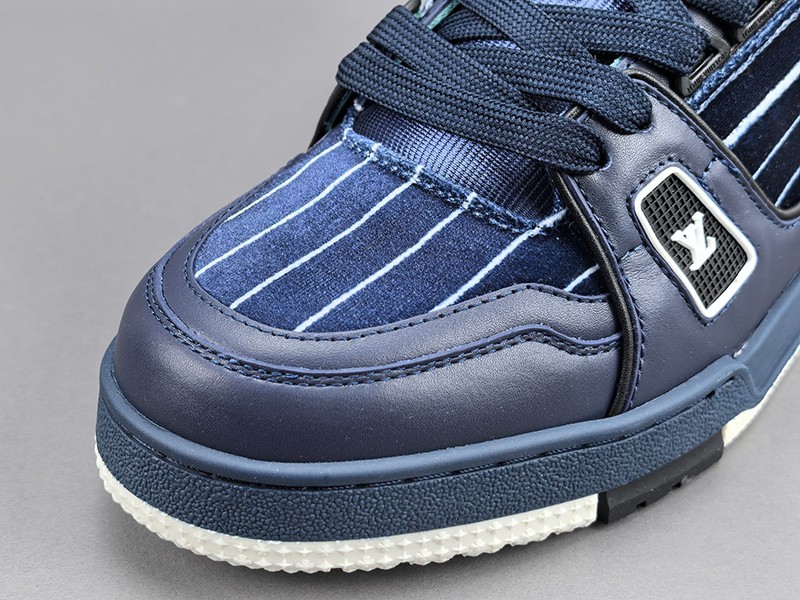 LV Trainer Sneaker 004