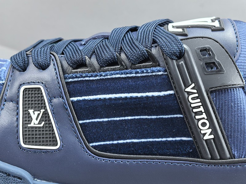 LV Trainer Sneaker 004