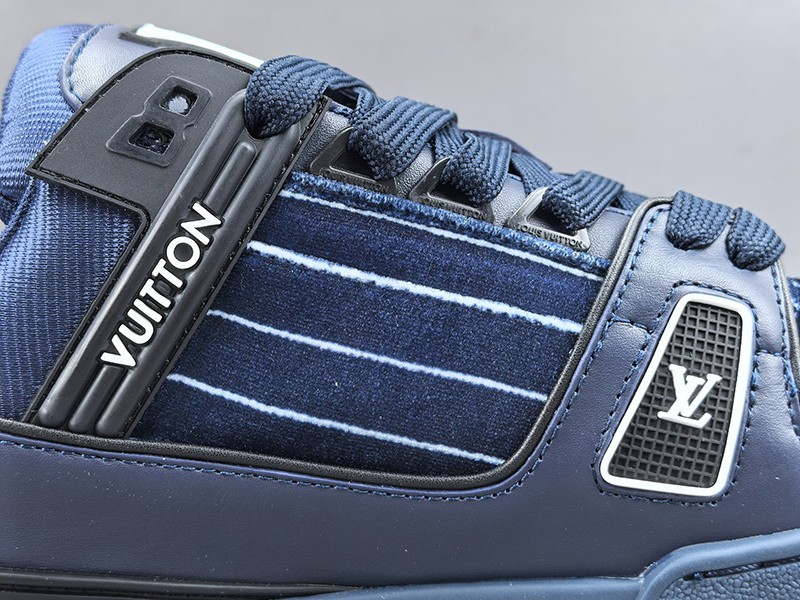 LV Trainer Sneaker 004