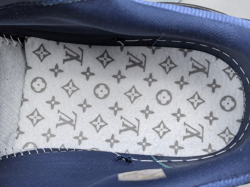 LV Trainer Sneaker 004