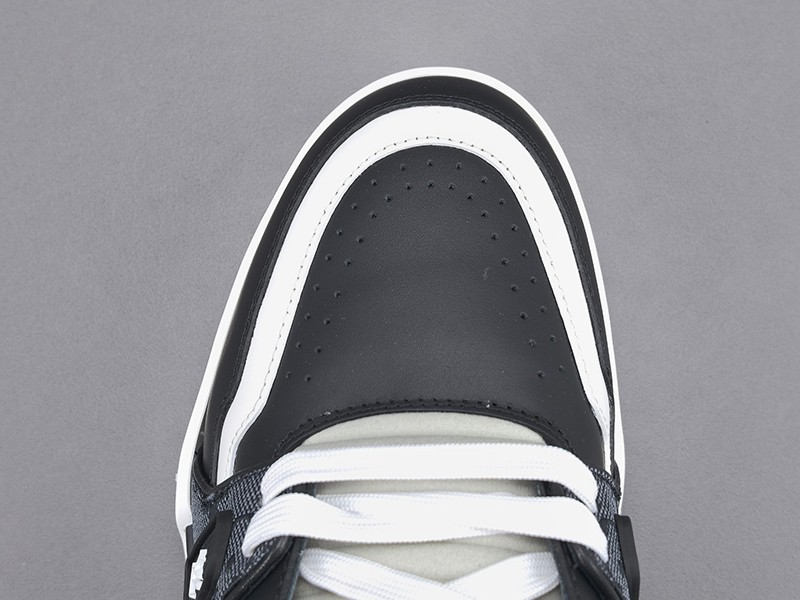 LV Trainer Sneaker 005