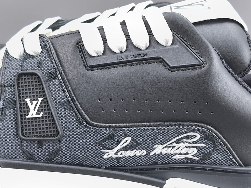 LV Trainer Sneaker 005