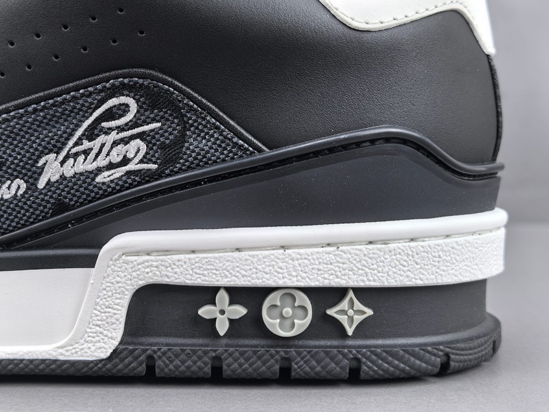 LV Trainer Sneaker 005