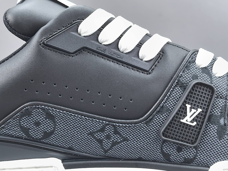 LV Trainer Sneaker 005