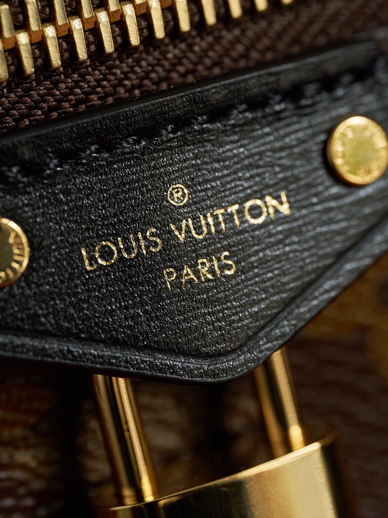 Vanity Chain Pouch M47125