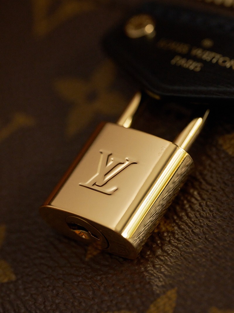 Vanity Chain Pouch M47125