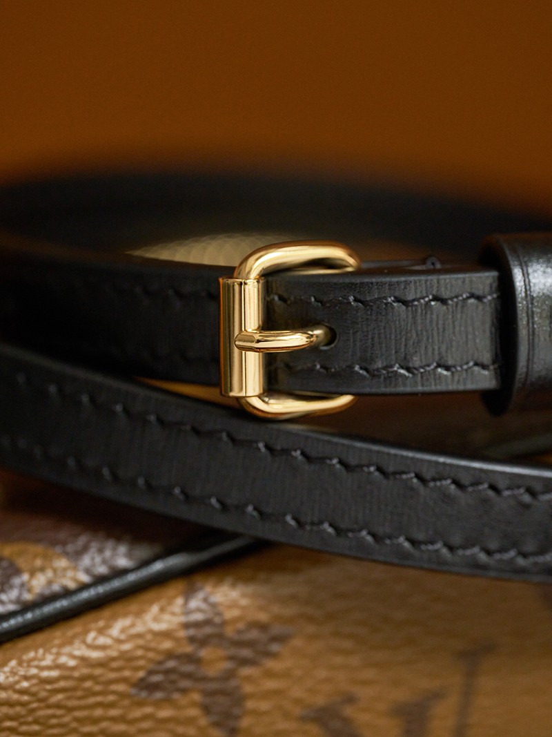 Vanity Chain Pouch M47125