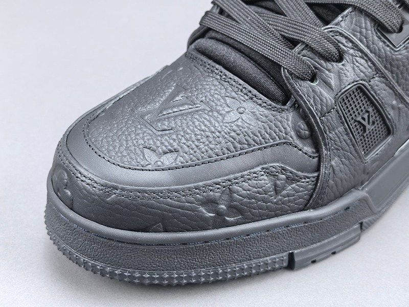LV Trainer Sneaker 007