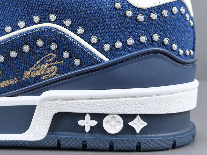 LV Trainer Sneaker 010