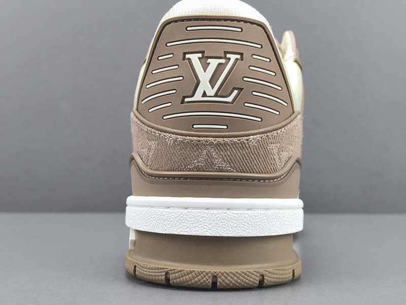 LV Trainer Sneaker 011