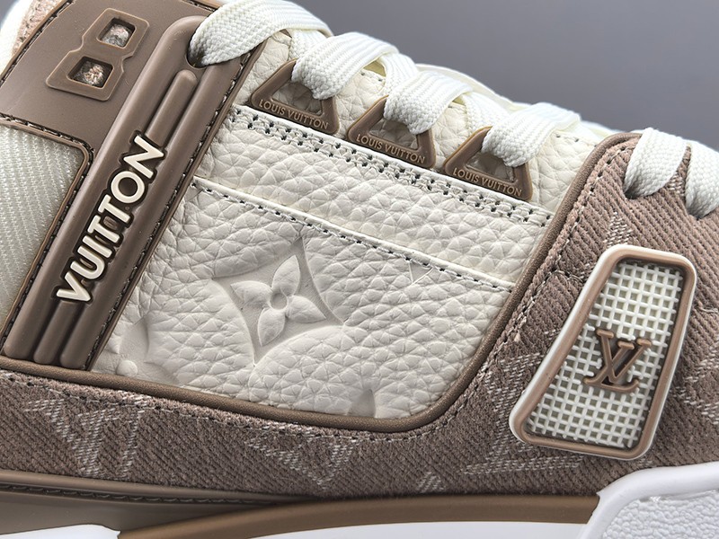 LV Trainer Sneaker 011