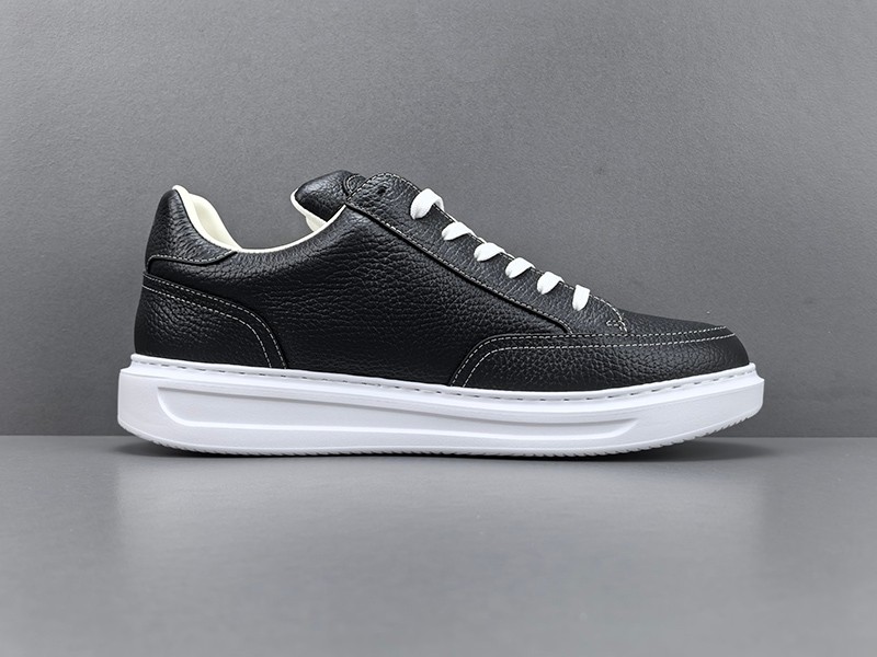 LV Trainer Sneaker 014