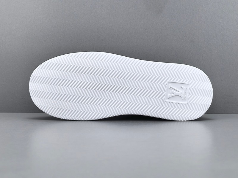 LV Trainer Sneaker 015