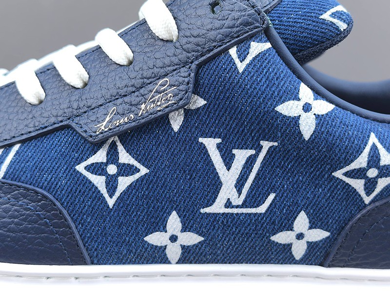 LV Trainer Sneaker 015