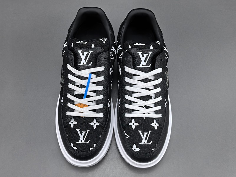 LV Trainer Sneaker 016
