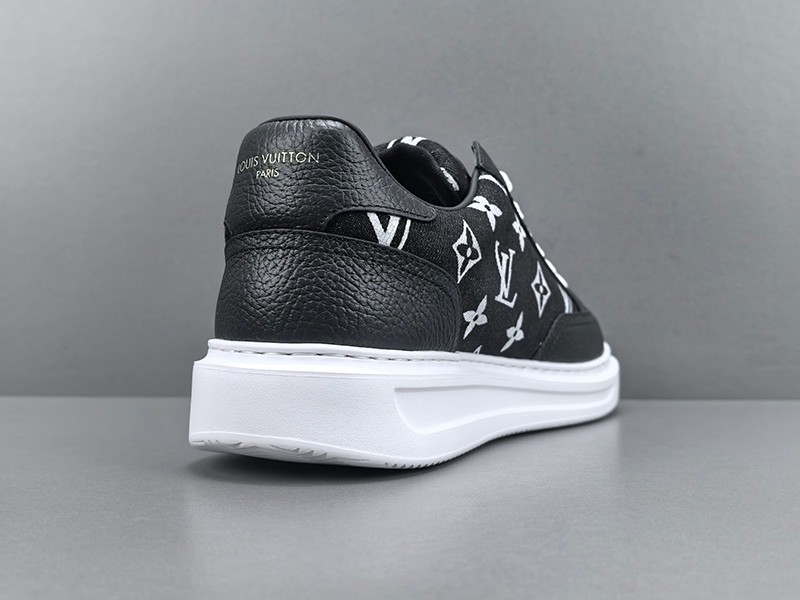 LV Trainer Sneaker 016