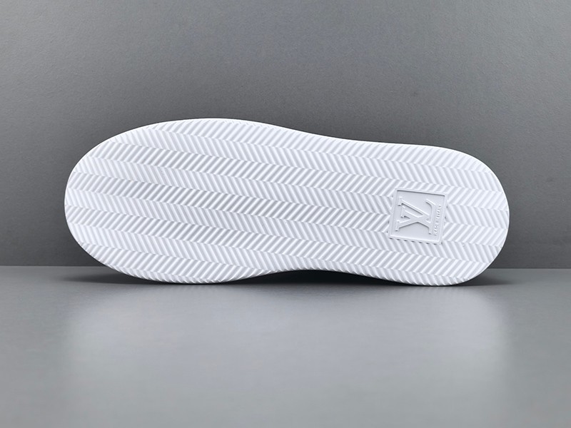 LV Trainer Sneaker 016