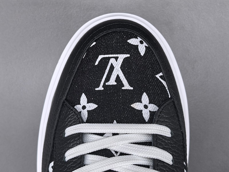 LV Trainer Sneaker 016