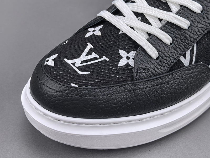 LV Trainer Sneaker 016
