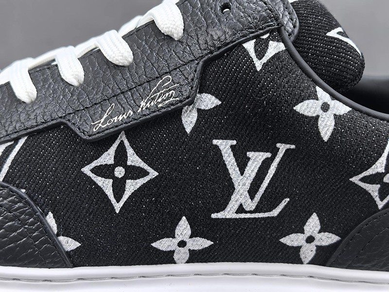 LV Trainer Sneaker 016