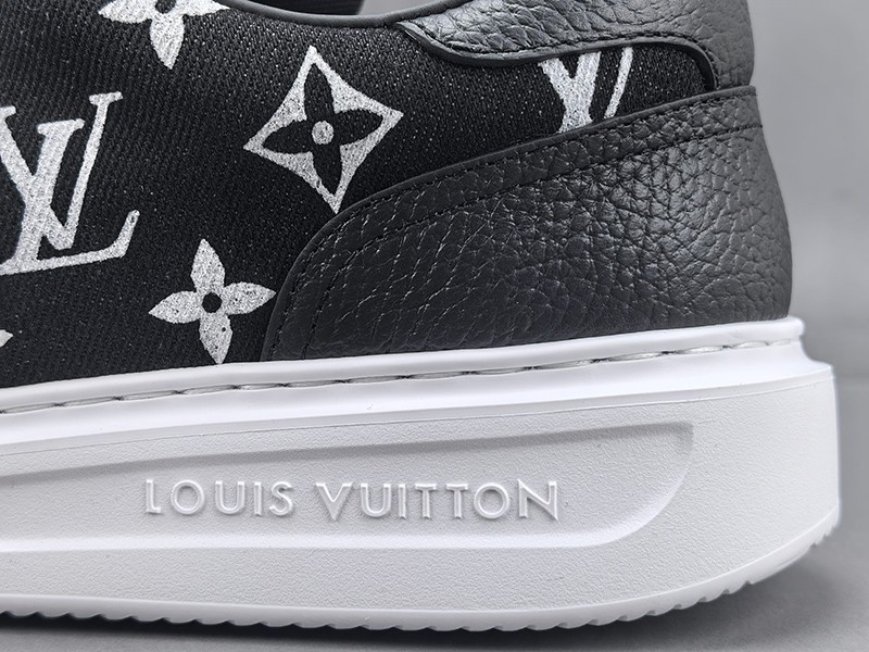 LV Trainer Sneaker 016