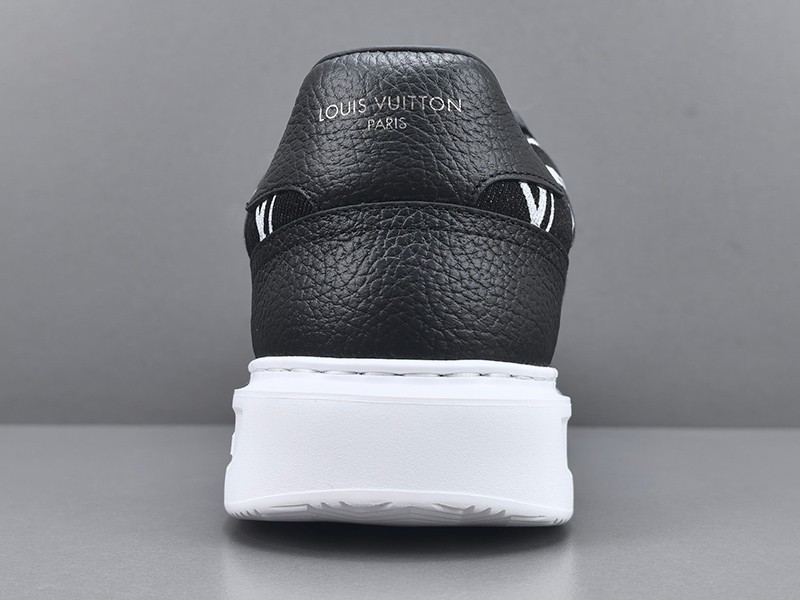 LV Trainer Sneaker 016