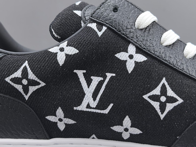 LV Trainer Sneaker 016
