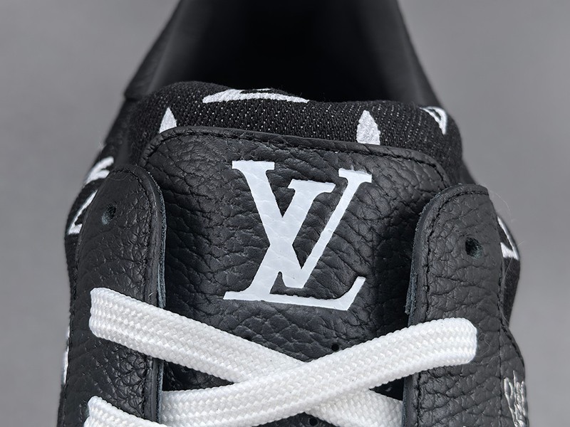 LV Trainer Sneaker 016