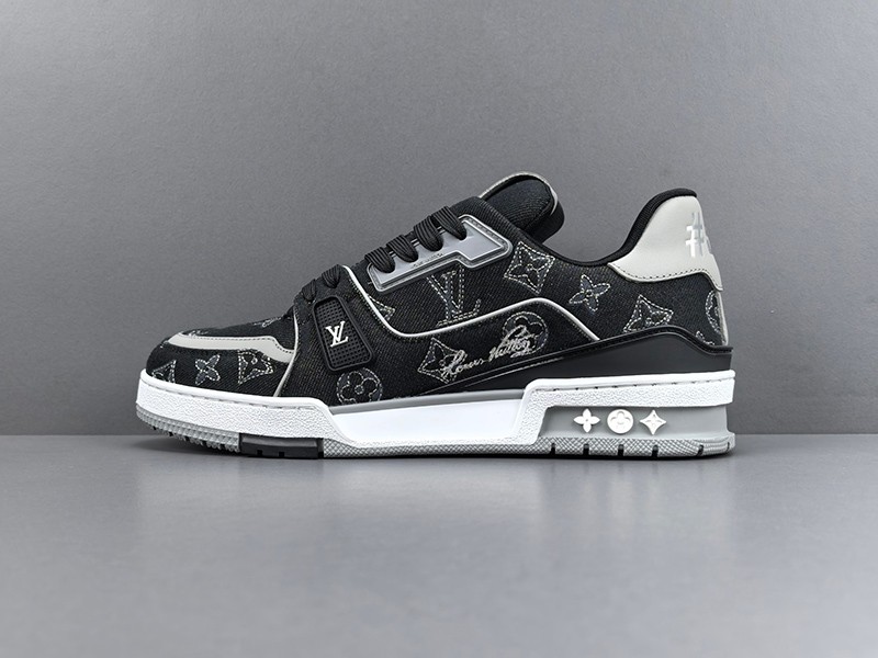 LV Trainer Sneaker 019