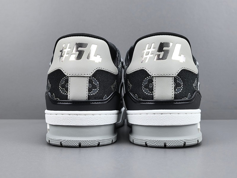 LV Trainer Sneaker 019