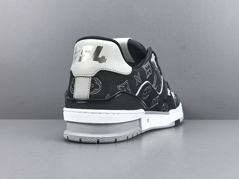 LV Trainer Sneaker 019