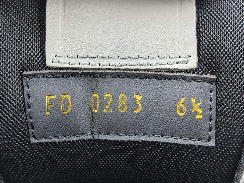 LV Trainer Sneaker 019